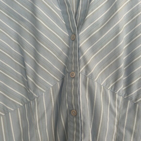 Blue Van Heusen women's button down, size large - Picture 4 of 5